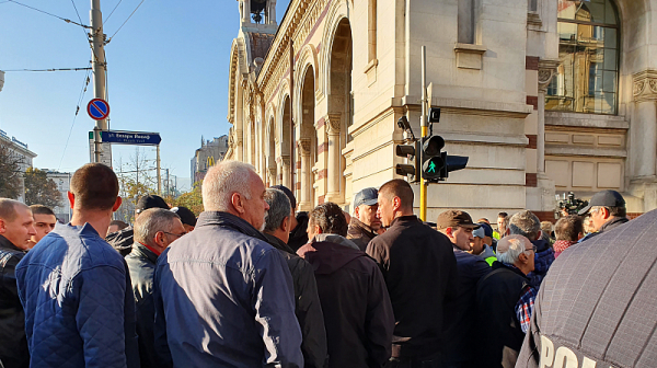 Напрежение! Батки и цигани псуват хората пред ВСС, възмутени от назначението на Гешев блокираха ”Орлов мост”/допълнение/