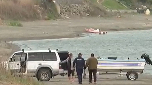 Мъж влачи лодка с трактор, проверяващи установиха редица нарушения по Черноморието