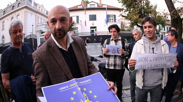 Протестиращи поискаха от Макрон да не блокира пътя на Македония и Албания към ЕС