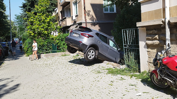 Кола се заби в двор в София. Няма пострадали