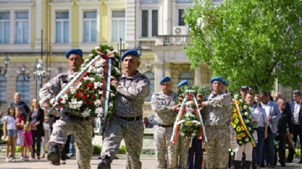 В Русе отбелязаха Съединението пред Паметника на загиналите в Сръбско-българската война