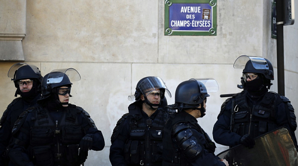 100 хиляди полицаи ще следят за спазването на мерките на Нова година във Франция