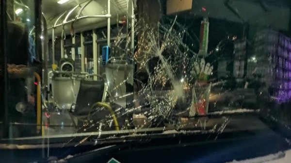 Издирват човек, хвърлил дърво по автобус в София
