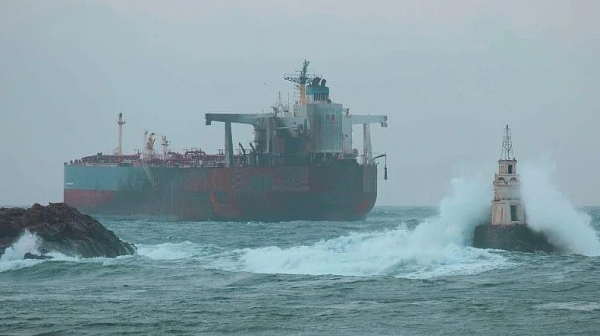 Изтеглят заседналия край Ахтопол танкер „Кайрос“ – част от руския сенчест флот