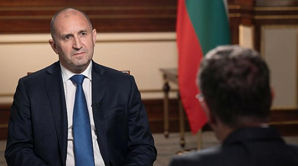 Радев пред CNN с опорките си: Мислите ли, че Русия ще отстъпи Крим и другите области