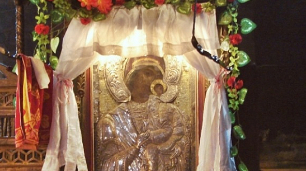Изнесоха по традиция иконата на Св. Богородица от Бачковския манастир