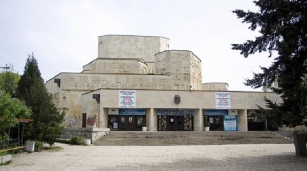 Прекратиха безумната поръчка за ремонт на ”Театър София”. Няма да има ламинат по фасадата