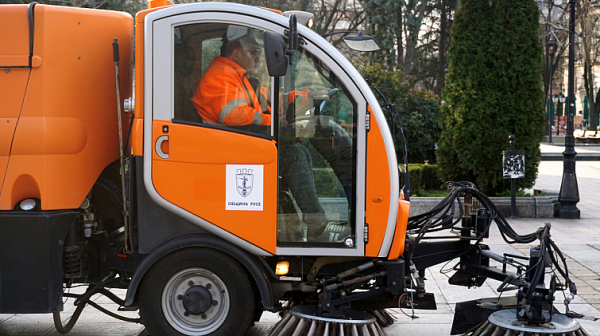 Нови многофункционални машини се грижат от днес за чистотата на градските улици и площади в Русе.