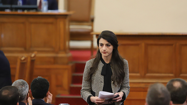 Лена Бориславова: ВъZраждане агресира в парламента и налага цензура в 21 век