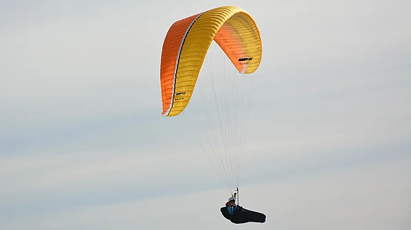 Екстремна операция в планината: Спасители измъкнаха парапланерист от скален капан
