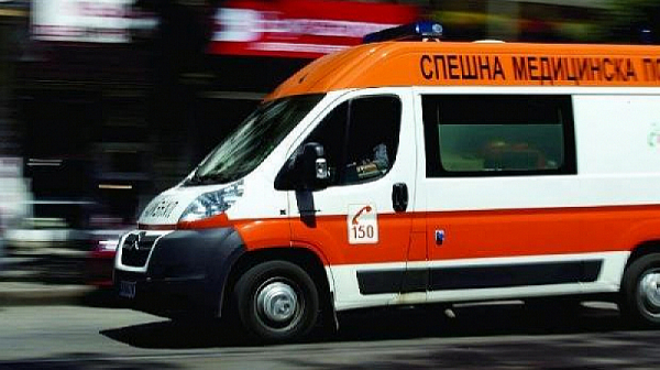 Катастрофа между работнически автобус и кола край Мездра, има ранени