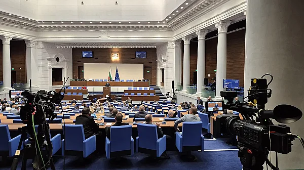 Основната заплата на депутатите ще бъде „закована“ на 4236 евро