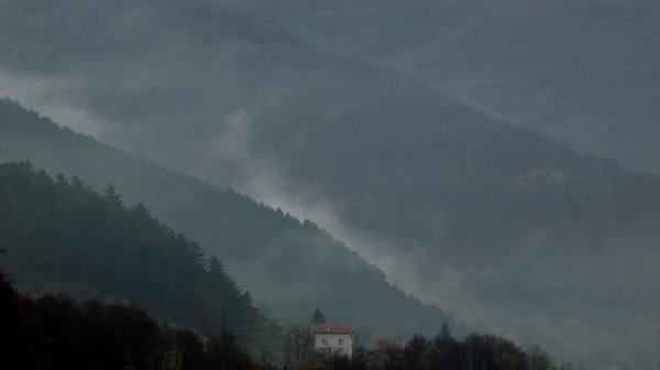 Сутрешни мъгли и слънчев следобед във вторник