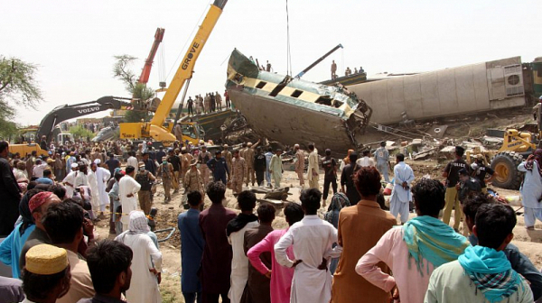 Над 63 жертви при влакова катастрофа в Пакистан