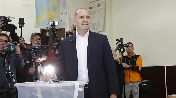 Румен Радев гласува в София с машина