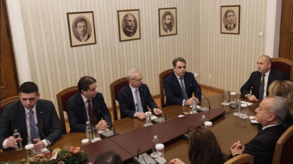 „Президент или конкурент?“: Атанасов пита Радев дали влиза в изборите