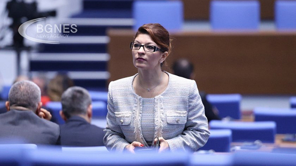 Атанасова подава оставка като депутат, за да влезе в КС