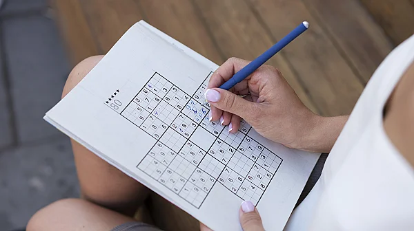 Пасивното време пред екрана увеличава риска от деменция. Как да пазим мозъка активен?