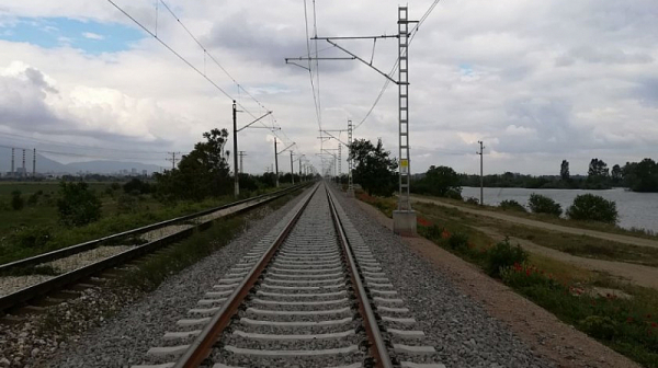 Товарен влак дерайлира край Карловско