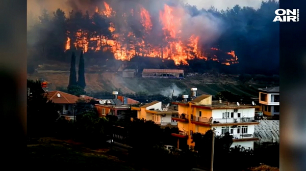 Голям пожар в Анталия, евакуирани са хора от 5 населени места