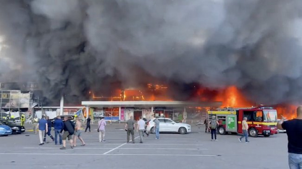 Първи жертви след ракетния удар на претъпкан мол в Украйна