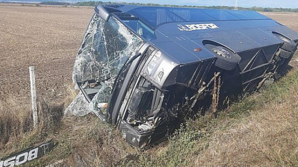 Инцидент с автобус на АМ ''Тракия'', двама са в болница за преглед