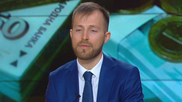 Искрен Митев, ПП: На Костадинов вратовръзката му беше разместена, исках да я оправя