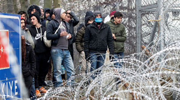 Бежанци: Български полицаи ни биха, ограбиха и ни върнаха в Турция