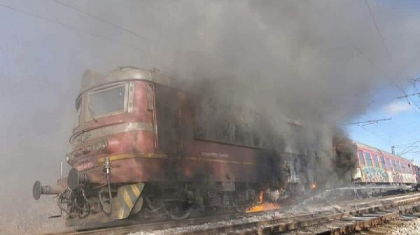 Вагон се запали на гарата във Варна, движението на влаковете е затруднено