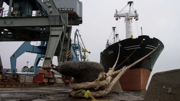 След месеци в пристанището на Мариупол: Отплава корабът “Царевна”