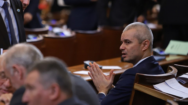 Депутати демонстративно напуснаха залата при речта на Костадинов