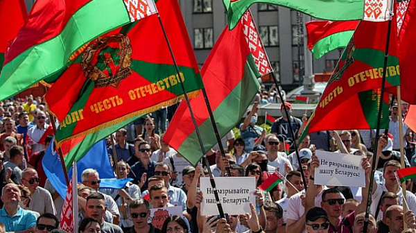 Стотици в Беларус почетоха паметта на починал в болница демонстрант