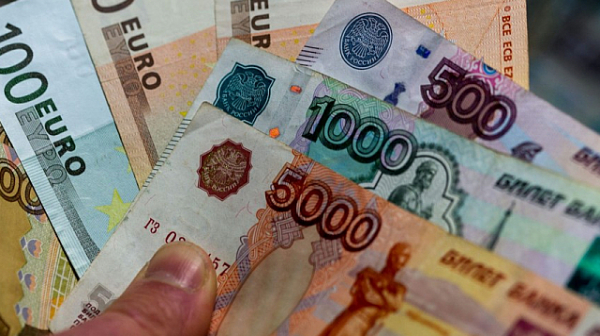 ”Комерсант”: Заплахите с война и санкции срещу Русия сринаха курса на рублата