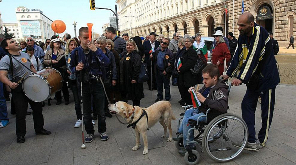 Протест на шофьорите с увреждания: По-добри условия и край на унизителните процедури