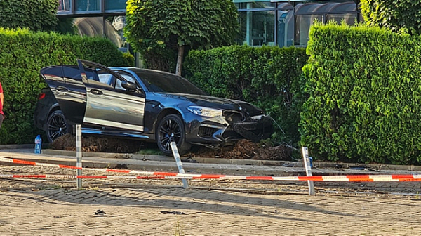 Трима възрастни и две деца пострадаха при тежка катастрофа в София