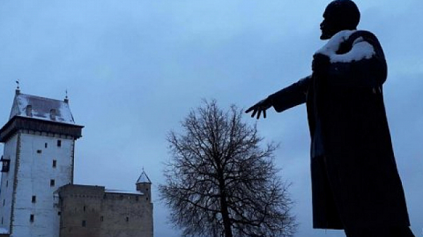 С шампанско Финландия премахна и последния паметник на Ленин