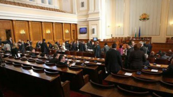 Депутатите гледат на първо четене промени в Закона за МВР