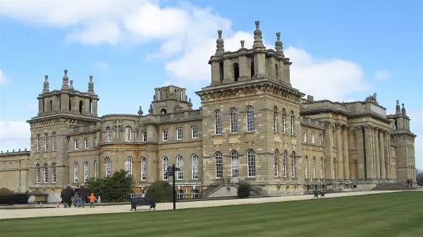 Съдят за умишлени убийства роднина на Чърчил и принцеса Даяна