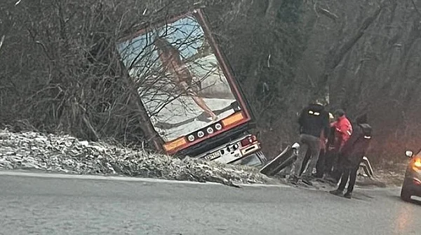 Шофьор на тир се вряза в опашката от чакащи на „Капитан Андреево“, загина на място