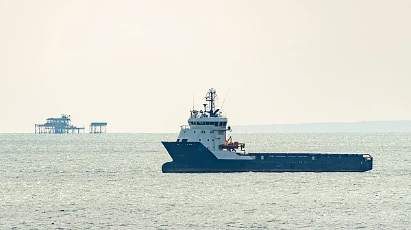 „Чакаме и се молим нищо да не ни удари“: Хиляди моряци блокирани в танкери край Ормуз