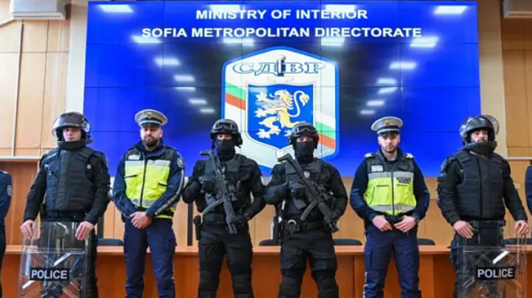 Полиция блокира центъра на София заради мача