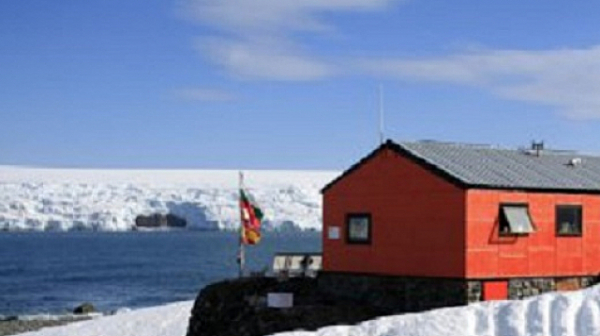 Чилийски кораб спасява българите в Антарктида