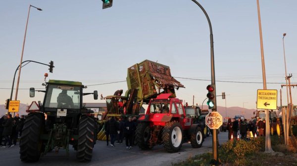 Блокади на гръцките фермери затрудняват преминаването на всички гранични преходи