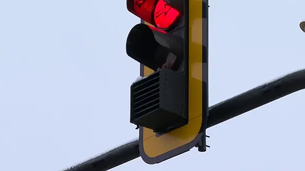 „Щори“ на светофарите при „Орлов мост“ – мярка срещу катастрофи, но и с критики