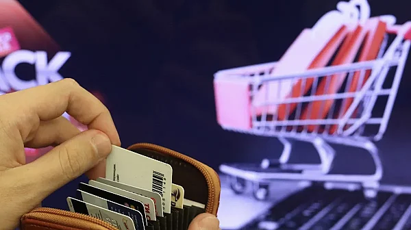 Дрехи, храна, финансови услуги: Какво купува най-често българинът онлайн