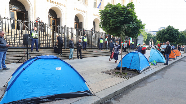 Пет палатки блокираха централния вход на Съдебната палата