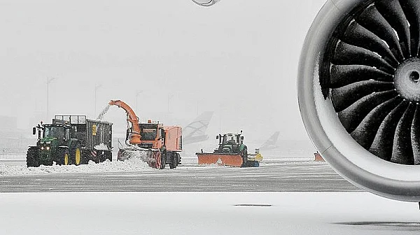 Европа скована от студ: Хиляди туристи блокирани във Финландия, хаос в транспорта