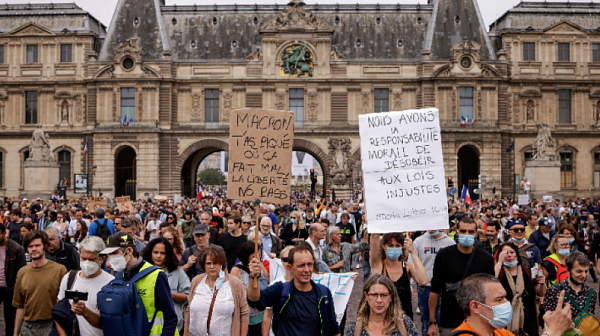 Протести в над 100 града във Франция заради ограничения срещу неваксинираните