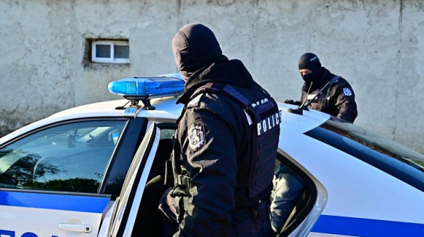 Полицейски удар в две наркобази: 64 ареста на дилъри в София
