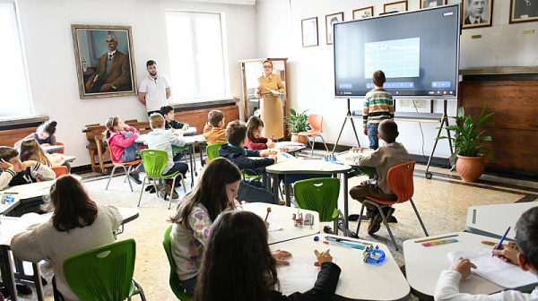 МОН увеличава психолозите в училищата